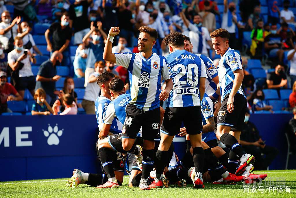 本泽马今日表现抢眼，武磊整场无解，教练赛后亲自拥抱的简单介绍